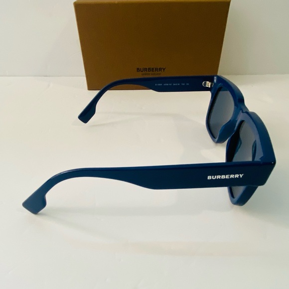 New BURBERRY
Dark Blue Square Men's Sunglasses - Picture 11 of 13